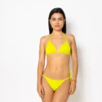 Άφησε τον εαυτό σου να λάμψει κάτω από τον ήλιο με το εμβληματικό σχέδιο Lume. Το τρίγωνο μπικίνι της συλλογής μας αγκαλιάζει το σώμα με θηλυκότητα και άνεση