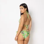 αναδεικνύοντας τη ζωηρή σου πλευρά με μοτίβα που αφηγούνται τη χαρά του καλοκαιριού. Με δέσιμο στον λαιμό και τη μέση