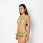 ενώ η άνετη επένδυση χαρίζει σιγουριά σε κάθε κίνηση. Χαρακτηριστικά Προϊόντος: Τρίγωνο top με ρυθμιζόμενο δέσιμο στον λαιμό και στην πλάτη Κλασικό κάτω μέρος με κορδόνια στο πλάι Ύφασμα με προστασία UV50+ Ύφασμα Carvico Ιταλίας από ανακυκλωμένο νήμα ECONYL® Επένδυση στο εσωτερικό για στήριξη και άνεση Κατασκευάζεται αποκλειστικά στην Ελλάδα   Άνετη εφαρμογή από ανακυκλώσιμο ύφασμα*. UPF(+50) Προστασία από την ηλιακή ακτινοβολία. Πλήρης επένδυση (φόδρα) ανακυκλώσιμου πολυαμιδίου ιδανική για την προστασία του ευαίσθητου δέρματος και γρήγορο στέγνωμα.   Σημείωση: Το μοντέλο της φωτογραφίας είναι 1.68 ύψος με Μέγεθος: S *Ανακυκλώσιμο υλικό