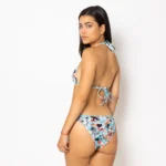 αναδεικνύοντας τη ζωηρή σου πλευρά με μοτίβα που αφηγούνται τη χαρά του καλοκαιριού. Με δέσιμο στον λαιμό και τη μέση