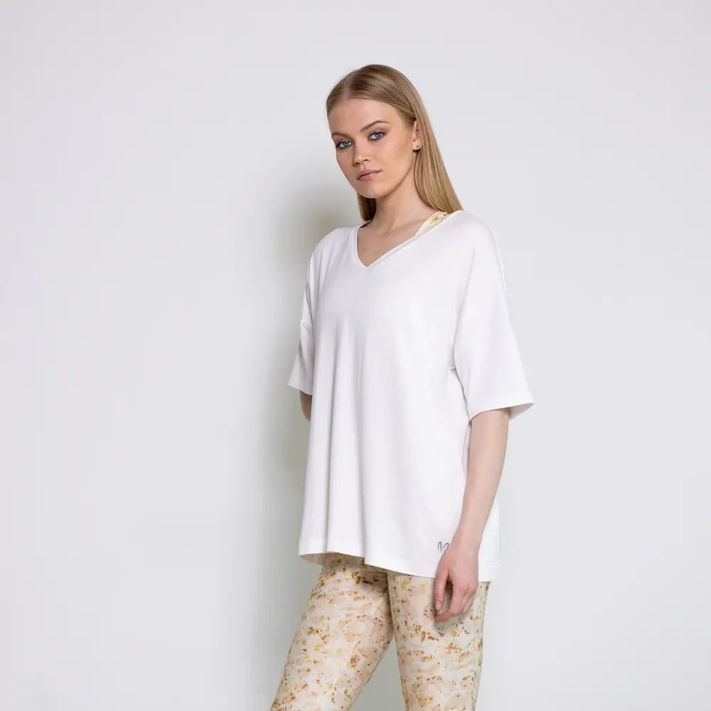 Μπλούζα λευκή me "V" λαιμόκοψη από ύφασμα Viscose. Σημείωση: Το μοντέλο της φωτογραφίας είναι 1.72 ύψος και φοράει Μέγεθος: S/M