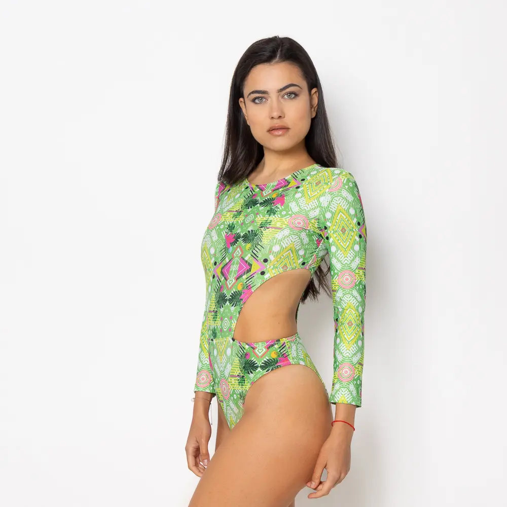 Το Revolva συνδυάζει έντονο γεωμετρικό print με μοντέρνα κοψίματα και άψογη εφαρμογή. Σχεδιασμένο για γυναίκες που αγκαλιάζουν την αλλαγή και δεν φοβούνται να κινηθούν στο κέντρο της εσωτερικής τους δίνης. Το φερμουάρ στην πλάτη και τα μακριά μανίκια προσδίδουν δυναμισμό και κομψότητα.   Άνετη εφαρμογή από ανακυκλώσιμο ύφασμα*. UPF(+50) Προστασία από την ηλιακή ακτινοβολία. Πλήρης επένδυση (φόδρα) ανακυκλώσιμου πολυαμιδίου ιδανική για την προστασία του ευαίσθητου δέρματος και γρήγορο στέγνωμα.   Σημείωση: Το μοντέλο της φωτογραφίας είναι 1.68 ύψος με Μέγεθος: S *Ανακυκλώσιμο υλικό